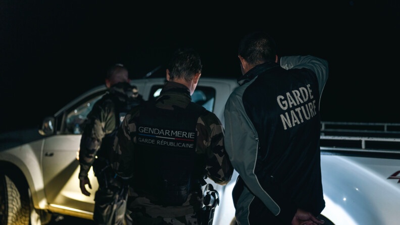 Gendarmes du PSIC et gardes nature procédant au contrôle d'un véhicule de nuit.