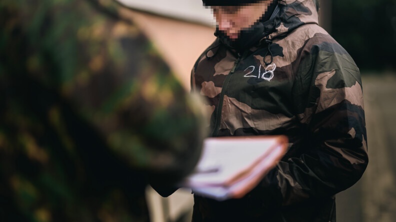 Candidate parlant à un instructeur.