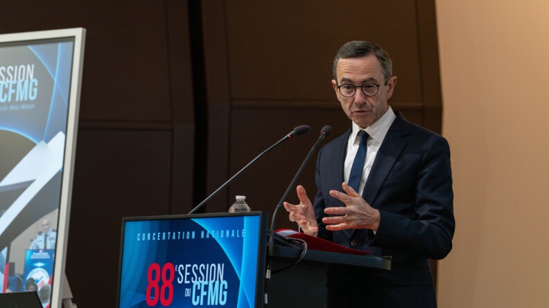 Agrandir l'image Le ministre de l'Intéieur derrière un pupitre mentionnant "88e session du CFMG" / concertation nationale