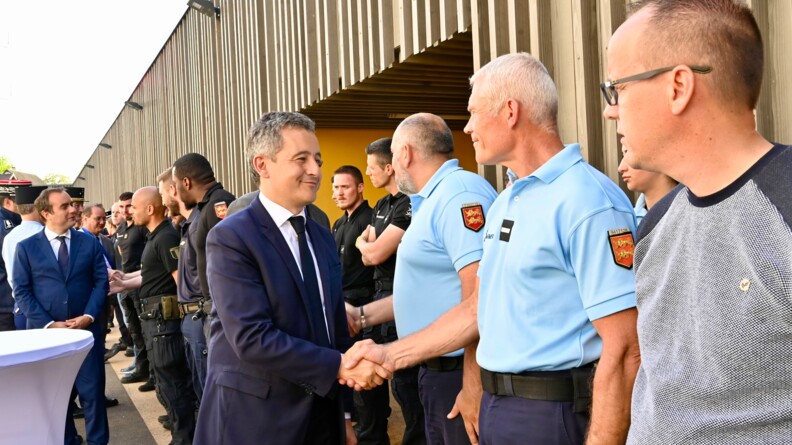 Gérald Darmanin et d'autres ministres saluent les gendarmes d'une poignée de main