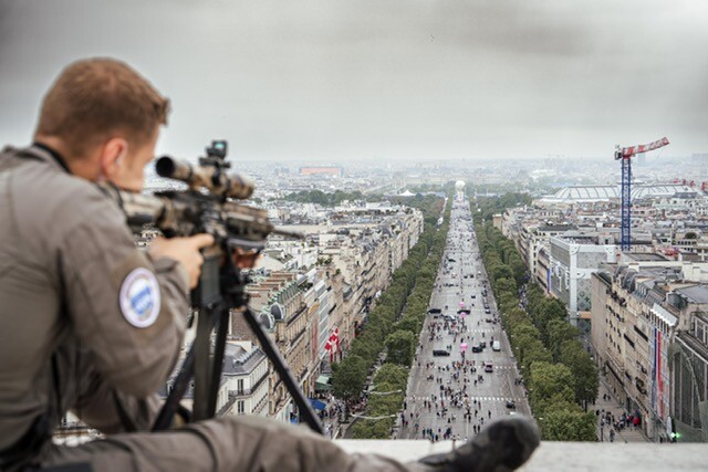 Tireur d'élite du GIGN assurant la sécurisation de Paris.