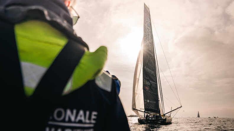 Gendarme regardant un concurrent s'&eacute;loigner.