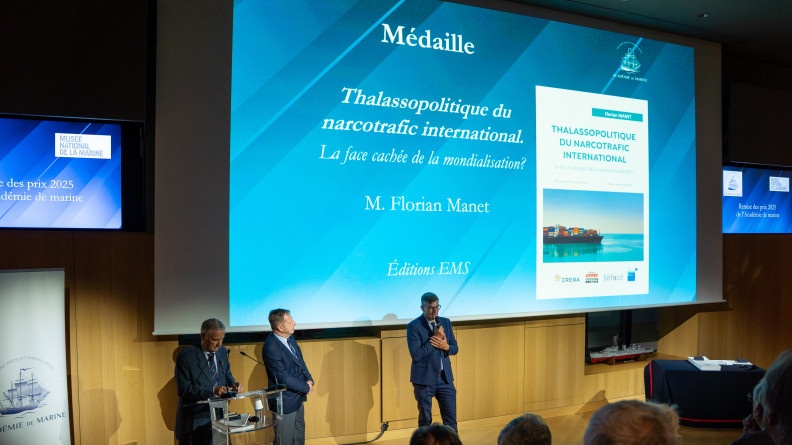 Dans l’auditorium Éric Tabarly du musée national de la Marine, à Paris, la prestigieuse Académie de marine a remis, mercredi 18 juin 2025, la médaille de l’Académie au colonel de gendarmerie Florian Manet pour son ouvrage Thalassopolitique du narcotrafic international.
