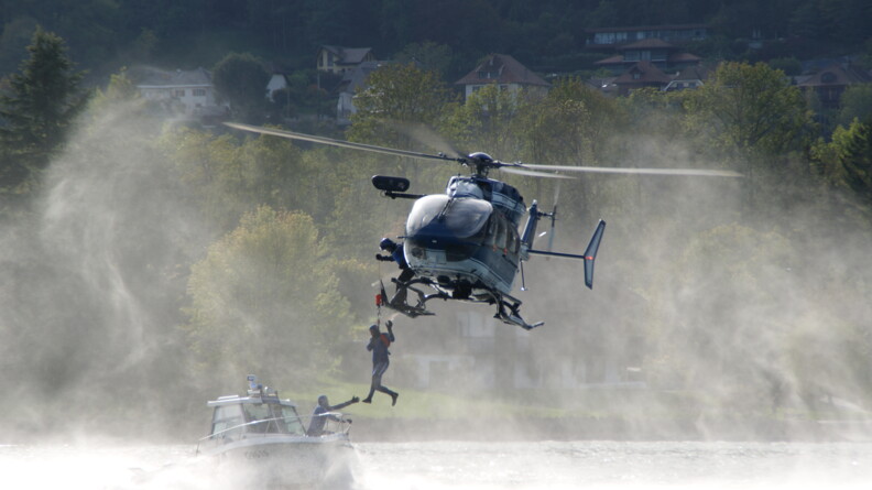 Sur le lac d'Annecy, un gendarme se fait hélitreuillé.