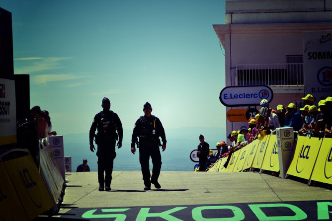 Agrandir l'image Deux gendarmes marchent côte à côte au niveau de la ligne d'arrivée de l'étape 16 du tour de France, au Mont Ventoux