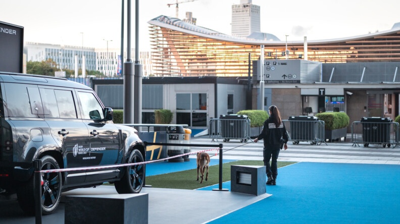 Une équipe cynophile inspecte les accès du Stade de France. A gauche un véhicule d'un sponsor de la Coupe du Monde de rugby.