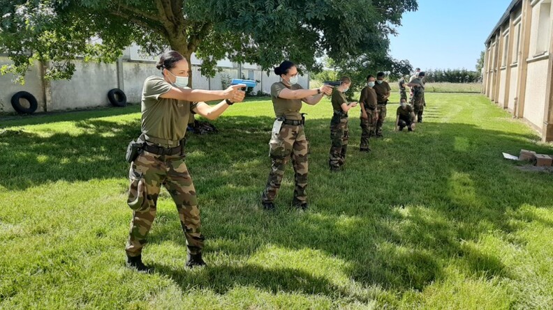 Cours de ma&icirc;trise avec arme de l&rsquo;adversaire  &agrave; l&rsquo;&eacute;cole de gendarmerie de Rochefort.