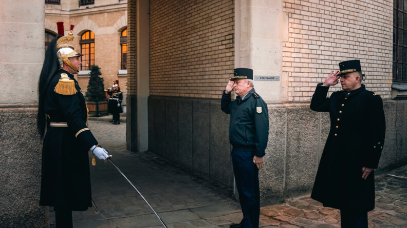 Vendredi 17 janvier 2025, le Directeur général de la Gendarmerie nationale (DGGN), le général d’armée Hubert Bonneau, s’est rendu au quartier des Célestins, à Paris, pour échanger avec les militaires de la Garde républicaine.
