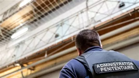 Agrandir l'image surveillant pénitenciaire.webp