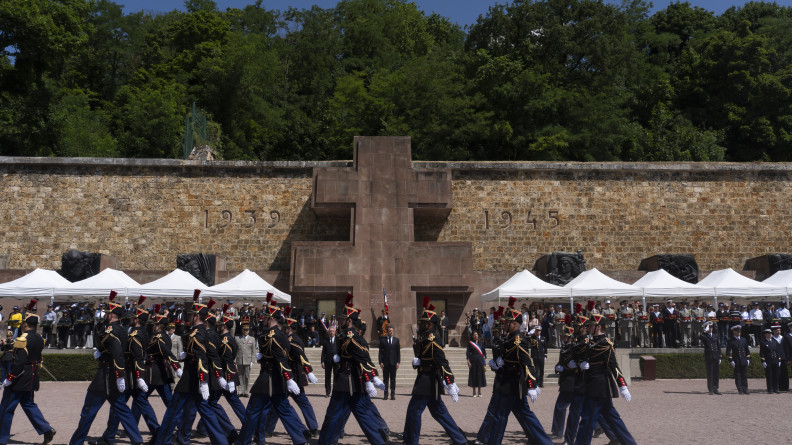 un groupe de la garde r&eacute;publicaine marche devant la croix de Lorraine du Mont-Val&eacute;rien.