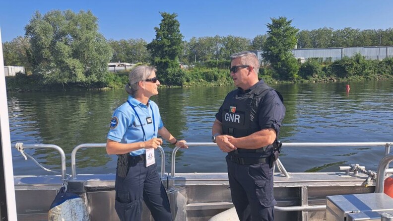 Sur une vedette, deux gendarmes discutent.