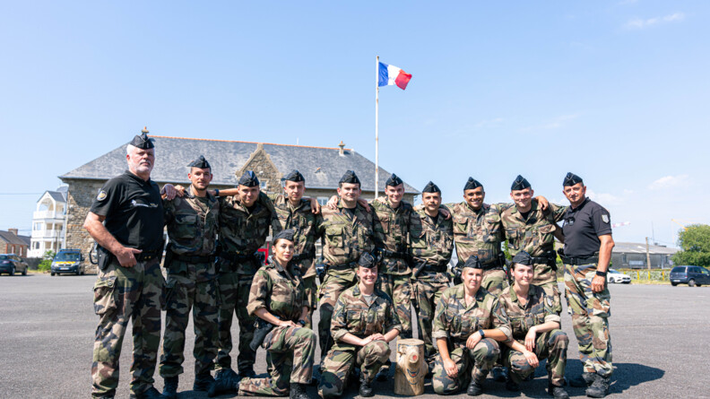 Agrandir l'image Le peloton de la PMG de Dinard au complet avec ses 2 cadres.