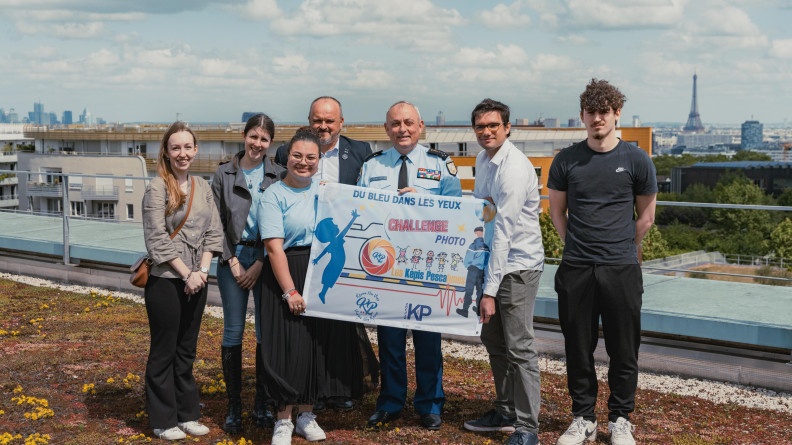 Le g&eacute;n&eacute;ral d'arm&eacute;e Hubert Bonneau, Directeur g&eacute;n&eacute;ral de la Gendarmerie nationale, pose avec le major Christophe et les jeunes de "La rel&egrave;ve" des K&eacute;pis Pescalunes