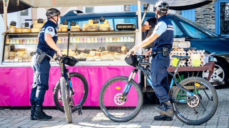 En véhicule, à VTT ou à pied, les gendarmes de la Brigade territoriale de contact de Sizun sillonnent leur territoire à la rencontre de la population, des commerçants et des entreprises.