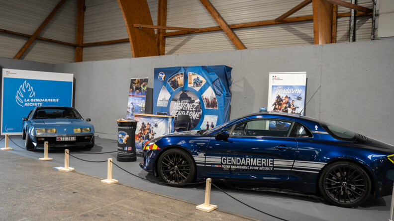 Un stand de la gendarmerie avec deux alpine, une ancienne et une récente