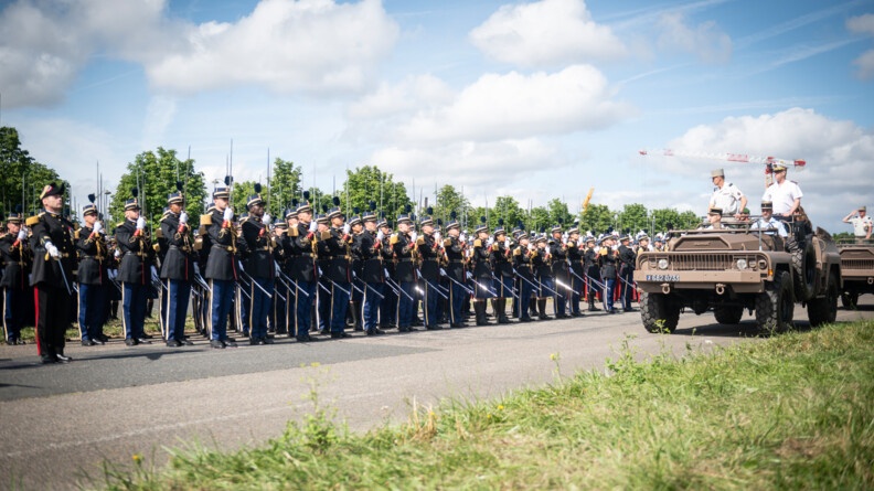 Agrandir l'image Les élèves-officiers de la gendarmerie présentent les armes aux autorités les passant en revue à partir d'un véhicule militaire
