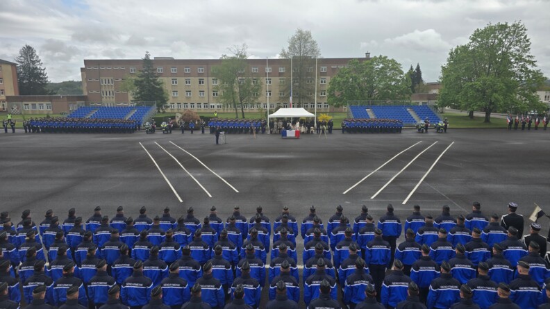Agrandir l'image Sur une place d'armes, un cercueil recouvert du drapeau, plusieurs compagnies de gendarmes rassemblées