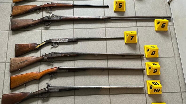 Agrandir l'image Onze fusil sous scellé sur un carrelage