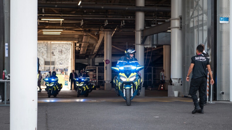 Trois motocyclistes de la gendarmerie sortant du sous-sol du stade apr&egrave;s avoir escort&eacute; l'une des &eacute;quipes.