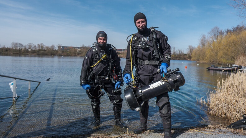 Agrandir l'image Deux plongeurs remontent sur le ponton à la fin de l'exercice.