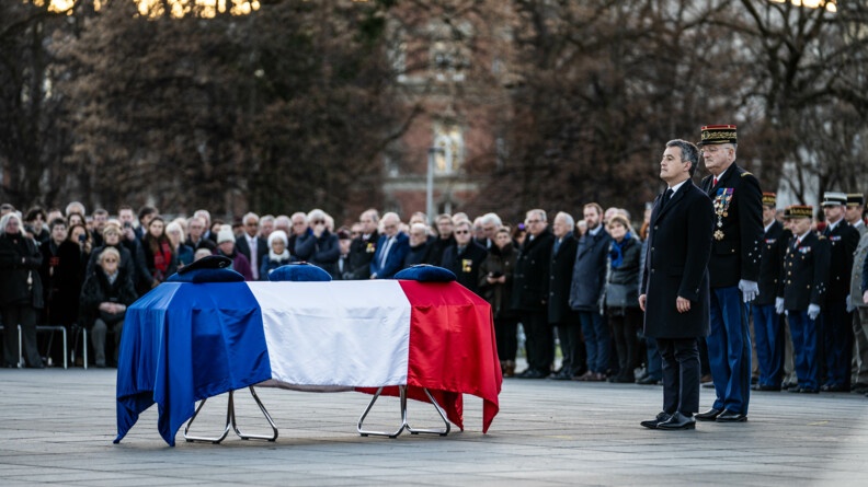 Le MIOM et le DGGN devant le cerceuil recouvert d'un drapeau tricolore.