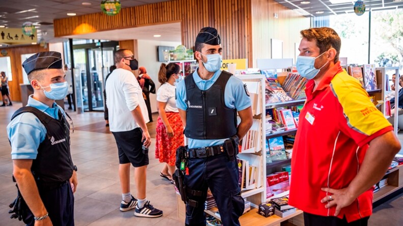 Cette année, les militaires veillent également au respect du port du masque et de la distanciation sociale, notamment dans les commerces. À cette occasion, ils prennent contact avec les employés des sites, pour "prendre la température" du moment et s'enquérir d'éventuels problèmes.