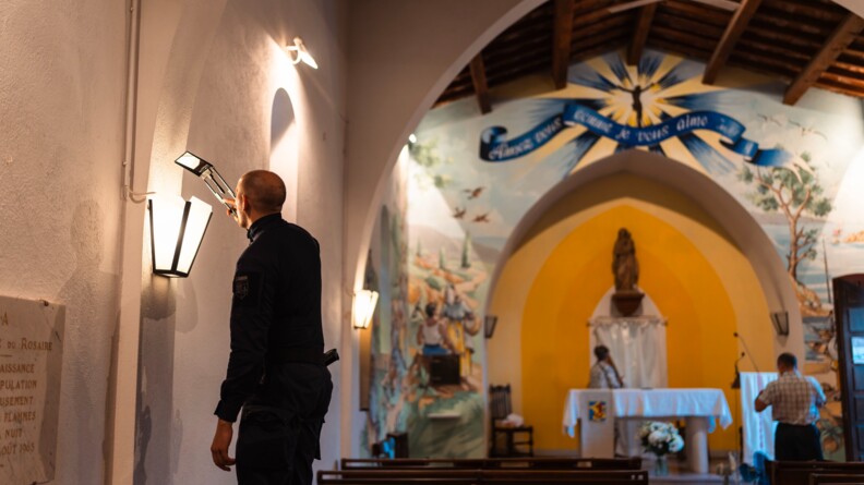 Gendarme EOR effectuant une vérification dans une église.