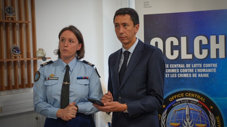 Agrandir l'image La lieutenante-colonelle Dey présentant son travail au secrétaire d'État.