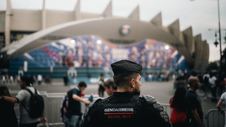 Photo d'un gendarme, de dos, lors des festivités à l'occasion de la victoire du PSG lors de la Ligue des Champions 2025