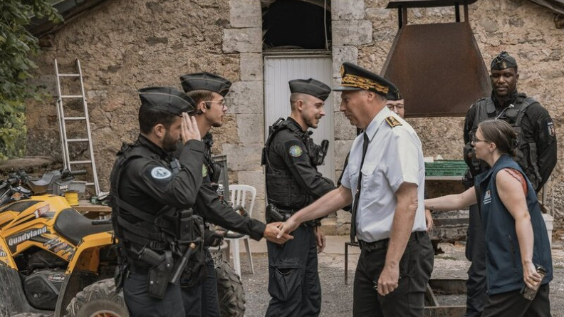 Photo du Pr&eacute;fet de la Loz&egrave;re, saluant des gendarmes, dans un village.