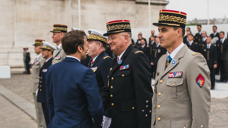 Le président salue le DGGN.jpg