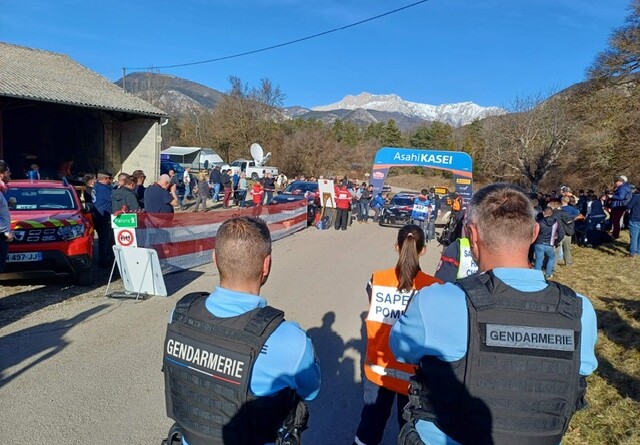 Durant la journée, deux gendarmes sécurisent le départ d'une étape.