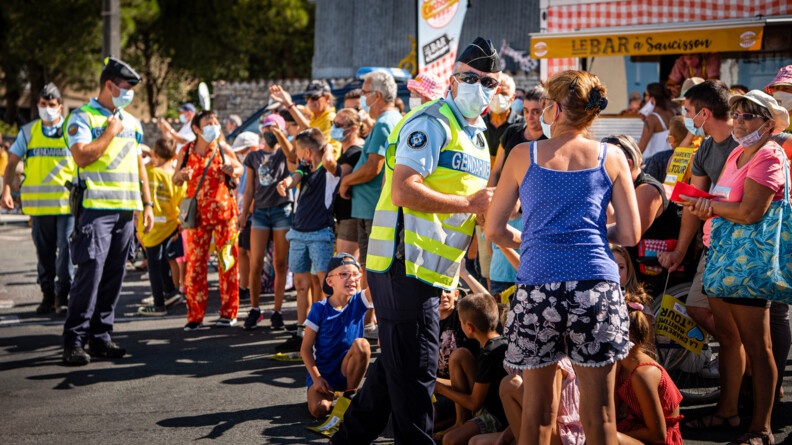 Les gendarmes rappellent les consignes de sécurité sur tout le parcours du Tour.