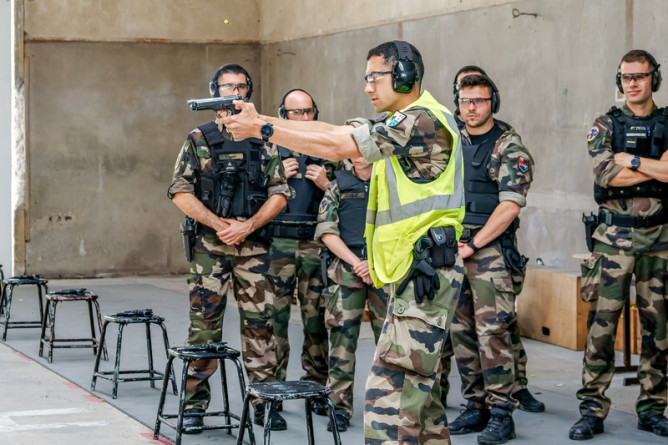 Agrandir l'image Des élèves s'entraînent dans un stand de tir