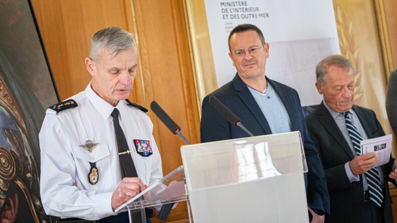 L'IGGN prend la parole, avec l'auteur &agrave; sa gauche et le pr&eacute;sident des &eacute;ditions PLON.