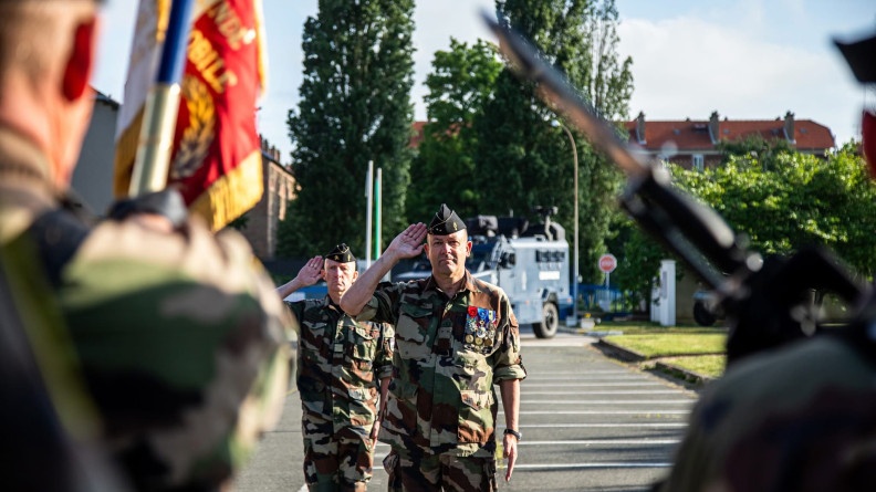 Le g&eacute;n&eacute;ral Daniel saluant les troupes.