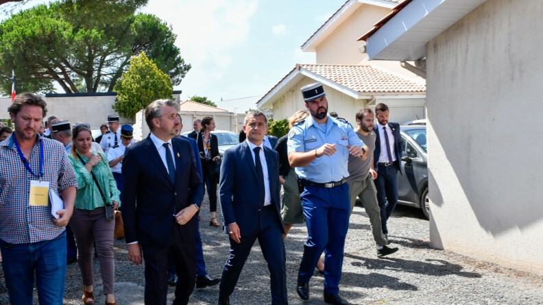 Le ministre de l'Int&eacute;rieur et des Outre-mer, G&eacute;rald Darmanin, accompagn&eacute; d'un gendarme en tenue et de plusieurs personnes en civil, sur l'emprise de la caserne de Saint-M&eacute;dard-en-Jalles.