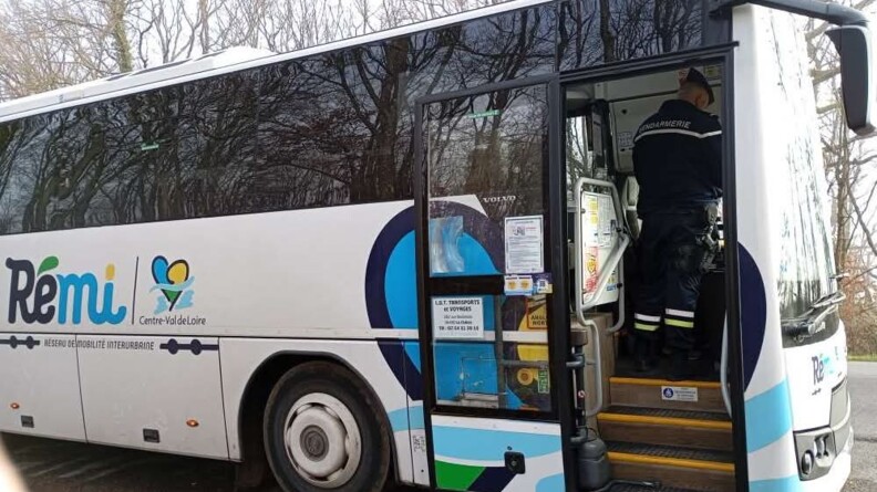 Agrandir l'image Un gendarme dans un bus de la région Centre-Val-de-Loire pour réaliser un controle.