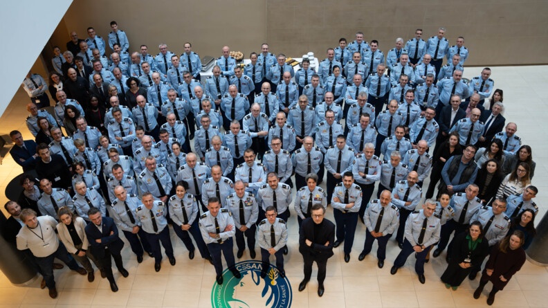 Photo de groupe prise du dessus de gendarmes et partenaires pr&eacute;sents lors du s&eacute;minaire CESAN