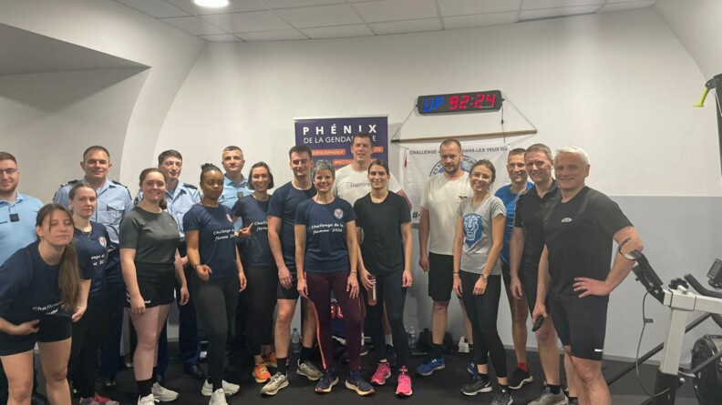 Photo de groupe de participants au challenge Phénix à la Direction générale de la gendarmerie nationale.