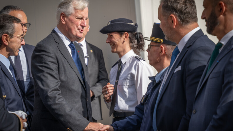 Le Premier ministre, Michel Barnier, accompagné du minsitre de l'Intérieur, Bruno Retailleau, serre la main du Major général de la gendarmerie nationale.