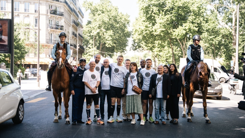 Image de coureurs entourés de cavaliers, posant côte à côte dans les rues de Paris