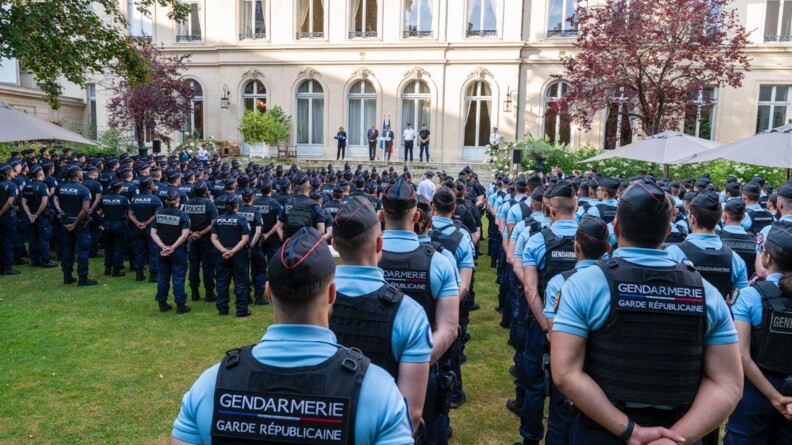 Le ministre de l’Intérieur et des Outre-mer s'adressant aux élèves gendarmes et policiers.