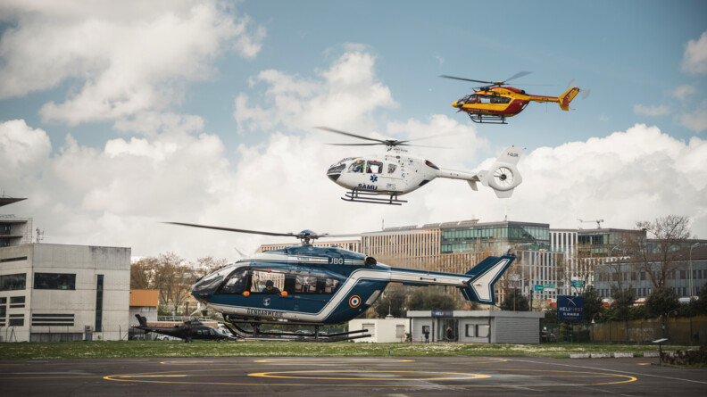 Agrandir l'image Hélicoptère bleu de la gendarmerie au premier plan, blanc du SAMU au deuxième plan, et rouge et jaune de la sécurité civile au troisème plan, en phase de décollage.