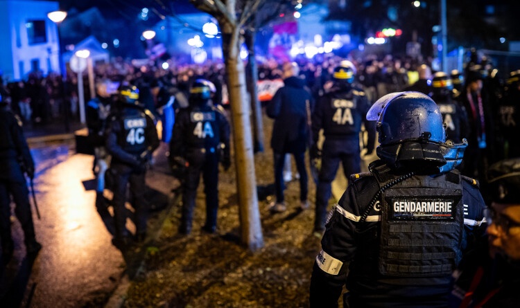 Gendarmes et CRS sécurisant le public.