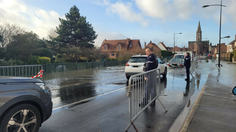 Deux gendarmes s&eacute;curisent un axe routiers inond&eacute; dans un village.