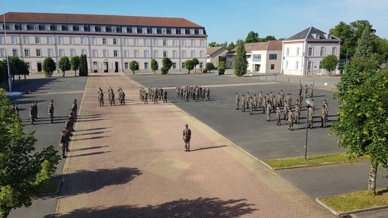 Rassemblement sur la place d&rsquo;Armes de l&rsquo;&eacute;cole de gendarmerie de Chaumont.