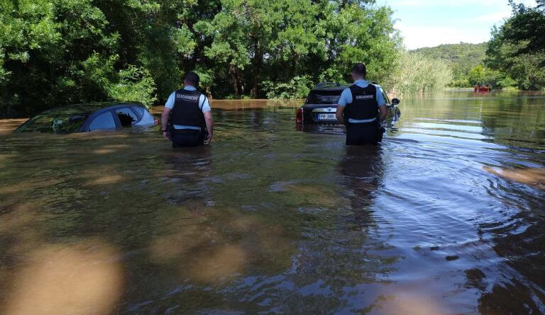 Gendarmes portant secours à des automobilistes pris au piège dans les innondations