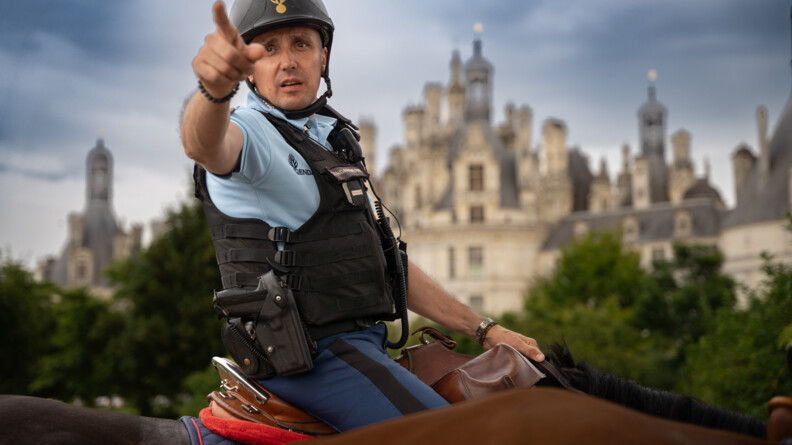 Agrandir l'image Gendarme à cheval devant le château de Chambord.