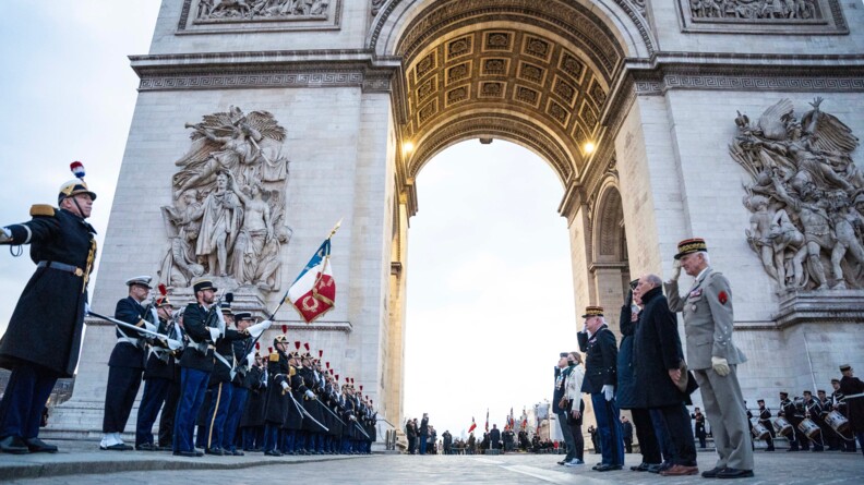 Autorit&eacute;s et troupes au garde &agrave; vous au pied de l'Arc de Triomphe.